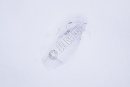 雪地里的人类脚印雪中的小路雪地里的人类脚印雪中的小路图片