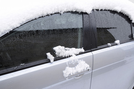 在湿雪车上睡着了湿雪的降雪车上有雪在湿雪车上睡着了湿雪的降雪车上有雪图片