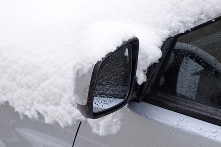 在湿雪车上睡着了湿雪的降雪车上有雪在湿雪车上睡着了湿雪的降雪车上有雪背景图片