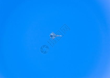 第四代军用飞机战斗在空中飞行图片