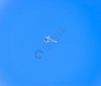 第四代军用飞机战斗在空中飞行高清图片