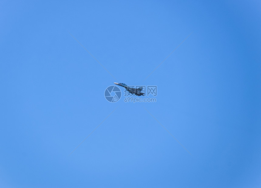 俄罗斯战斗机在空中飞行图片