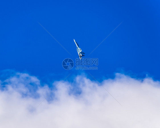 俄罗斯战斗机在空中飞行图片