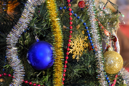 圣诞树上的玩具和装饰品圣诞树上的玩具和装饰品圣诞树上的玩具和装饰品图片