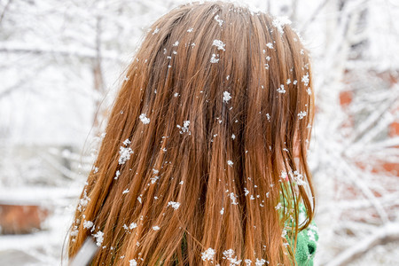 女孩头部在雪花中女孩头发上有雪花女孩头发上有雪花图片