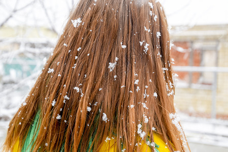 女孩头部在雪花中女孩头发上有雪花女孩头发上有雪花图片