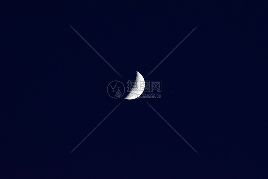 月亮在夜空中的三分之二图片