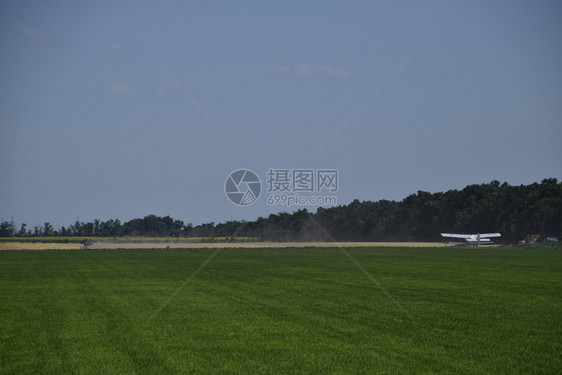 飞机在野外喷洒化肥和杀虫剂图片