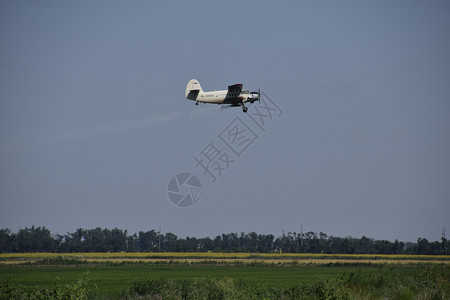 飞机在野外喷洒化肥图片