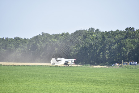 飞机在野外喷洒肥料图片