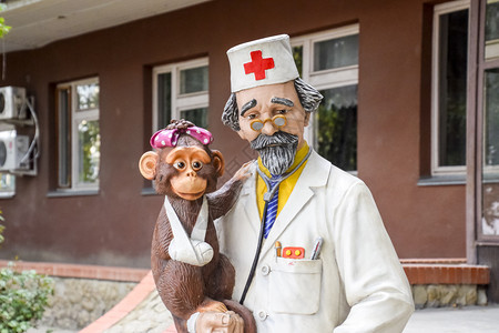 aibolit医生是童话故事中一位医生的雕像在儿童综合诊所附近是医生的