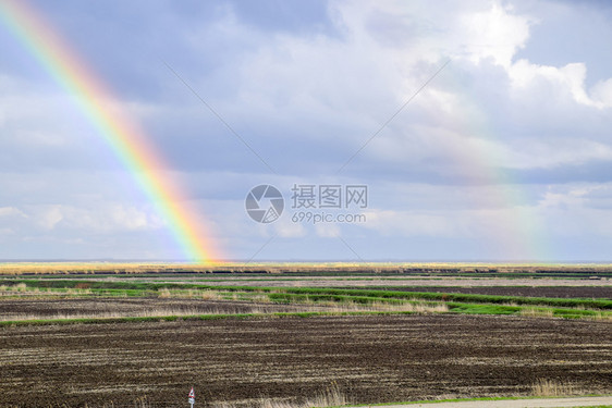 彩虹风景的象雨后彩虹的形成光线折射和谱扩展彩虹风景的象图片