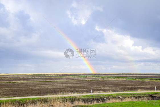 彩虹风景的象雨后彩虹的形成光线折射和谱扩展彩虹风景的象图片