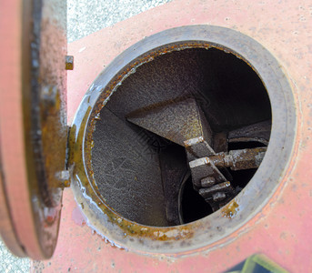 打开排水管的舱门关阀打排水管的舱门关阀图片