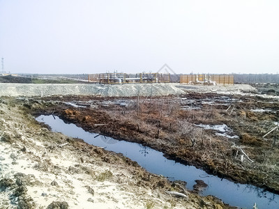 西伯利亚的工业设施泥土和沼泽图片
