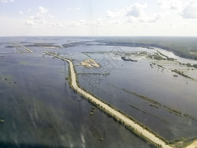 石油和天然气田的顶端景象湿地和工业设施入口湿地和工业设施入口图片