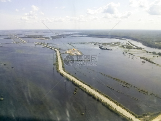 石油和天然气田的顶端景象湿地和工业设施入口湿地和工业设施入口图片