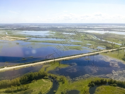 石油和天然气田的顶端景象湿地和工业设施入口湿地和工业设施入口图片