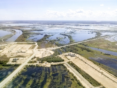 石油和天然气田的顶端景象湿地和工业设施入口湿地和工业设施入口图片