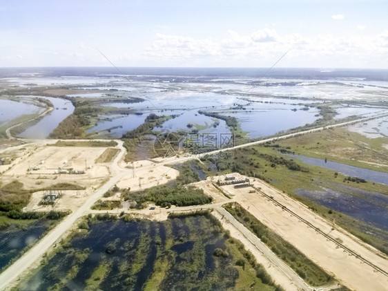 石油和天然气田的顶端景象湿地和工业设施入口湿地和工业设施入口图片