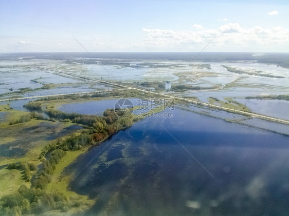 石油和天然气田的顶端景象湿地和工业设施入口湿地和工业设施入口图片