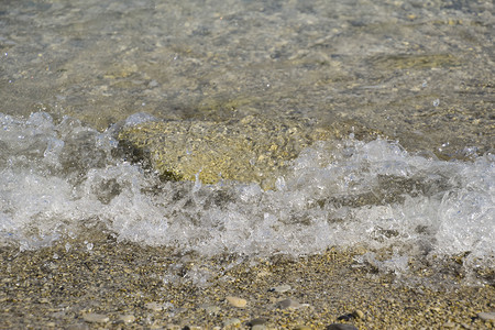 海浪在岸上中和石浪岩层海浪图片