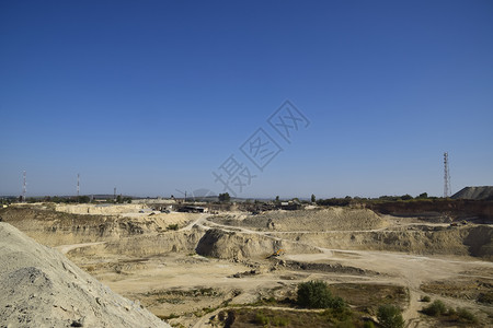 采石场砂土和粘大采石场矿机械和单位采矿石土图片