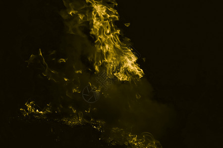 黄色火焰开火晚上烧稻草黄色火焰晚上焚烧稻草图片