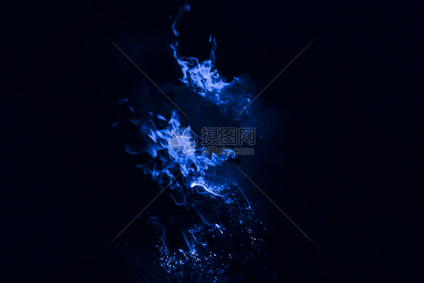 蓝色火焰开火晚上烧稻草蓝色火焰晚上焚烧稻草