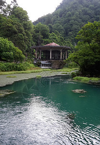 湖边的岩岗阿布哈兹风景湖边的石岗岩图片