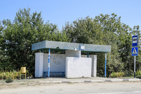 公交车停在农村地貌图片