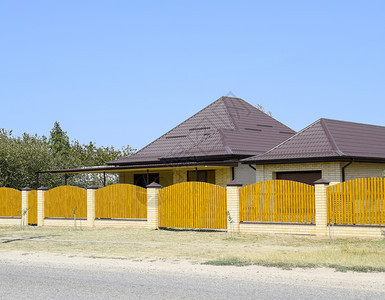 屋顶和木栅栏的砖屋外墙美景设计风格屋顶和木栅栏的砖屋外墙美景设计风格图片