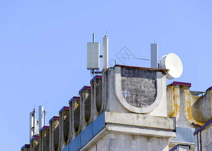 建筑物屋顶上的手机设备信号中继器的反射信号中继的反射图片