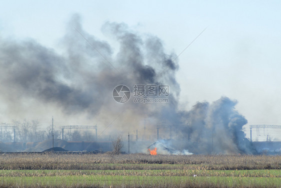 俄罗斯的一个小村庄农地貌田野和庄半被遗弃的村庄俄罗斯一个小村庄半被遗弃的村庄图片