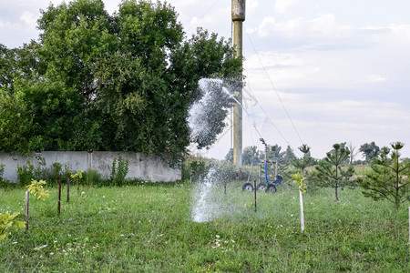 在花园里浇灌溉系统在公园里浇灌幼苗在公园里浇水田地SprinklerSprinkler图片