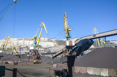 货物工业港口起重机炭疽石的装载煤炭运输堆积石装载图片