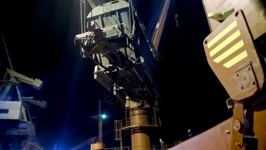 夜间工业海港用塔起重机谷物轮汽车谷物塔起重机夜间用塔起重机谷物轮汽车塔起重机图片