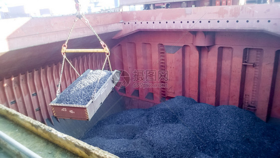 装满煤炭的货舱装石运输煤装满的货舱炭石图片