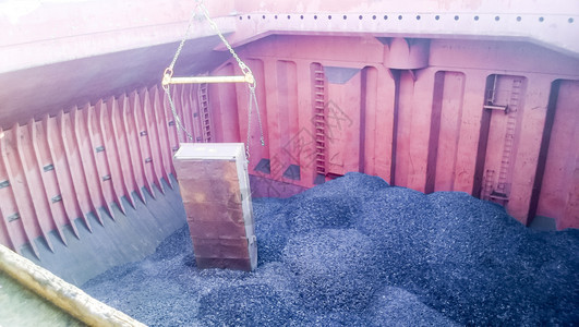 装满煤炭的货舱装石运输煤装满的货舱炭石图片