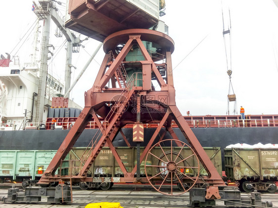 NovorossiyskRussia2016年8月日港口装货车塔起重机下的车辆通过港口装货车塔下的辆通过图片