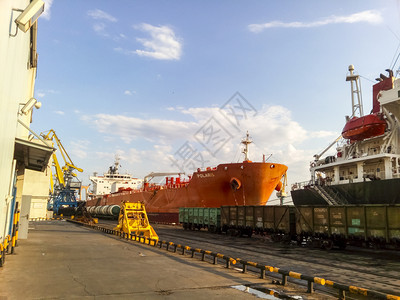 NovorossiyskRussia2016年8月日自运港口起重机移动平台从港口码头查看海和城市滩工业港口配备塔起重机和货物基础图片