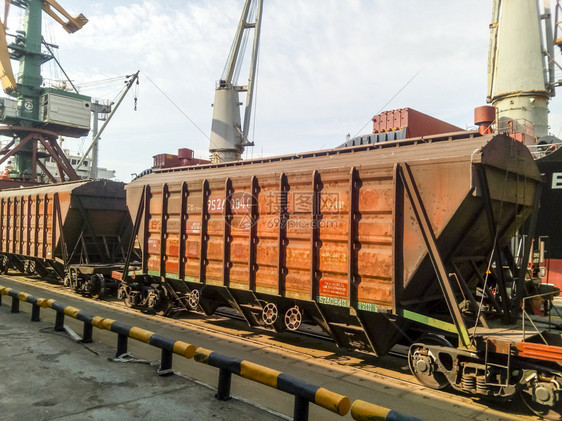 俄罗斯新罗西斯克2017年8月20日工业港口的货运铁路车辆货车料斗工业港口的铁路货车货车料斗图片