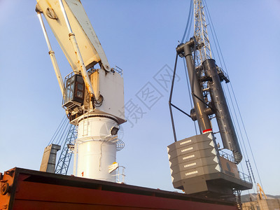 NovorossiyskRussia2017年8月日港口一艘货轮上的Crane港口一艘货轮上的Crane港口一艘货轮上的Cran图片
