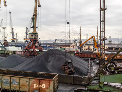 俄罗斯Novorossiysk2017年8月日货物工业港口起重机炭疽石的装载煤炭运输堆积货物工业港口炭石的装载煤堆积背景图片