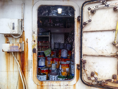2017年8月日俄罗斯诺沃西克船舱内港口孔的洞穴装有油漆和家用工具的仓库装有家用工具的仓库图片