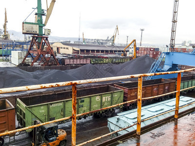 俄罗斯Novorossiysk2017年8月日货物工业港口起重机炭疽石的装载煤炭运输堆积货物工业港口炭石的装载煤堆积图片