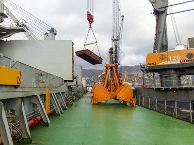 Novorossiysk俄罗斯2017年8月日港口装载船大型桶Dreglayner水力和电缆装置用于紧抓松散材料港口装载船大型桶图片