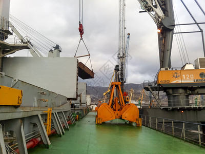 Novorossiysk俄罗斯2017年8月日港口装载船大型桶Dreglayner水力和电缆装置用于紧抓松散材料港口装载船大型桶图片