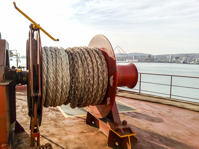 货船或港口甲板上的设备压力控制绳子的机货船或港口甲板上的设备图片
