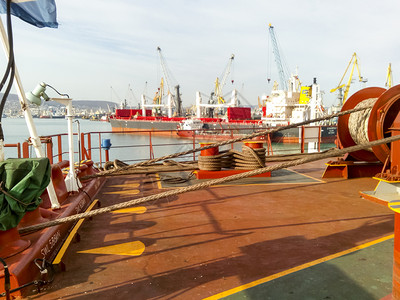 NovorossiyskRussia2017年8月日紧张控制绳子的机Witches货轮或港口甲板上的设备紧张控制绳子的机Witc图片